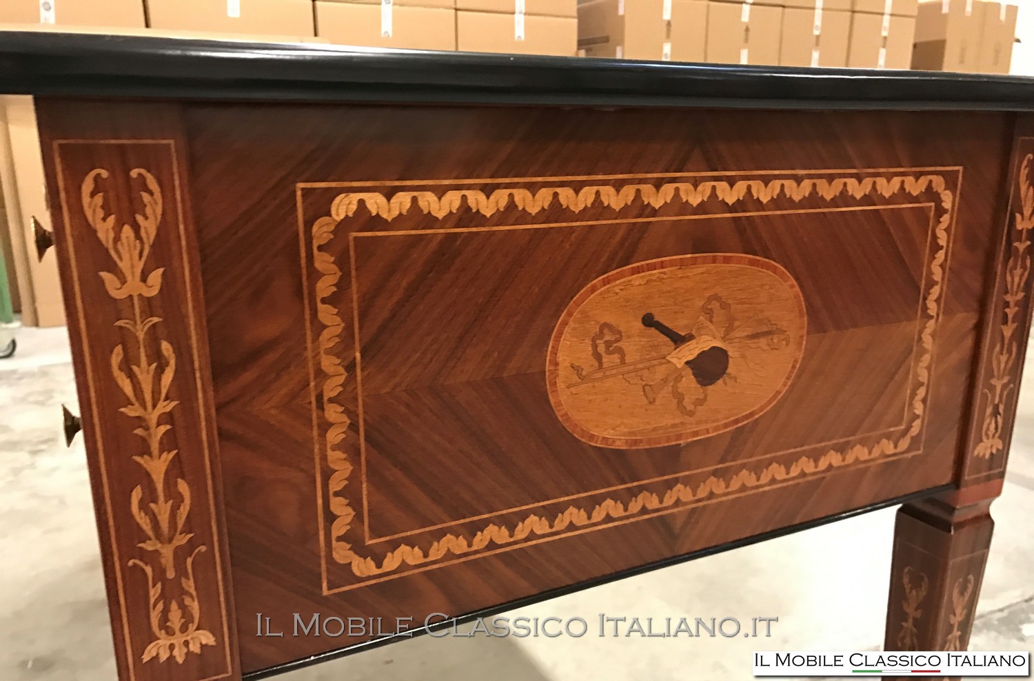 Scrivania personalizzata intarsiata